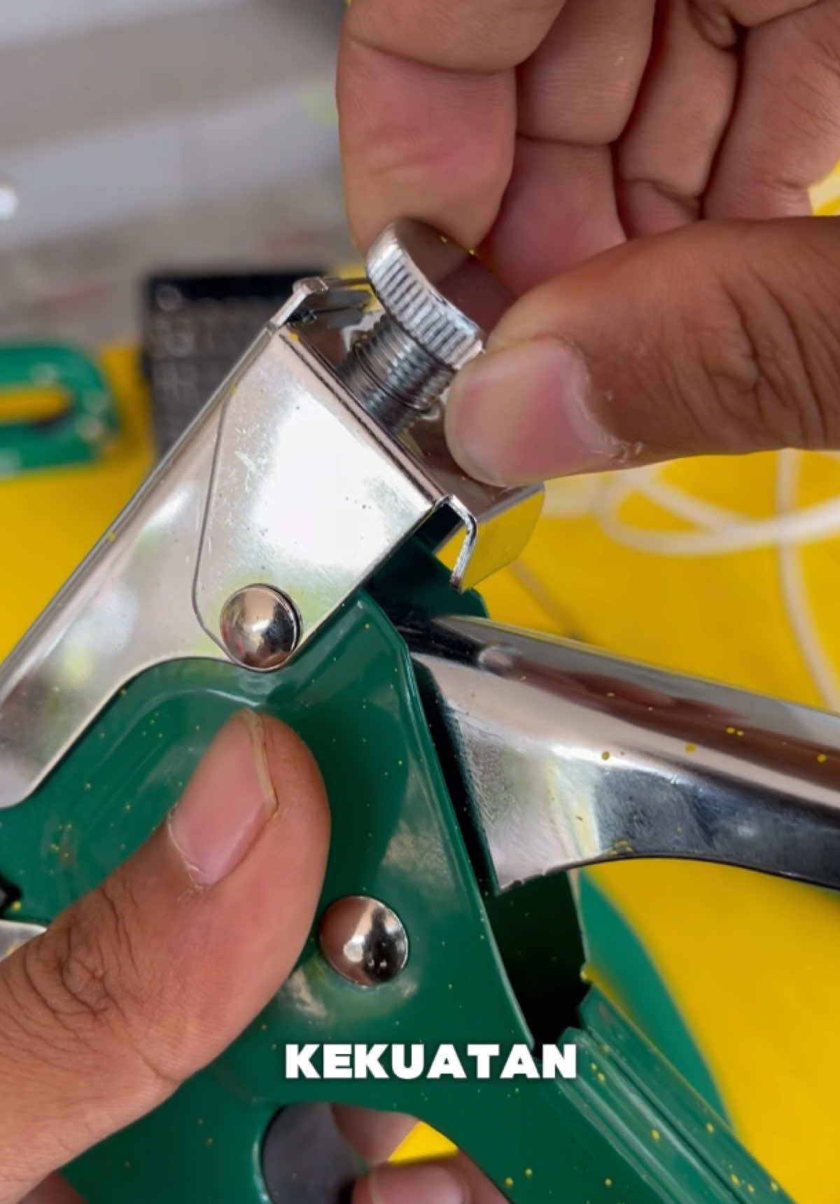 Steples gun dari ISKU wajib banget ada di kantor atau rumah kalian ✅ gak ada lagi alasan susah satuin kayu di rumah 🔥🔥🔥 #iskutools #steplestembak 