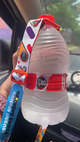 Siang-siang gini minumnya Cleo 1lt suweger poooollll😍✨ Bawanya dikalungin pake strapnya, lucuuuukkk🥰🫰🏻 #cleo #cleomurnilebihbaik #airmurnicleo #sehatgamahal #sehatalami 