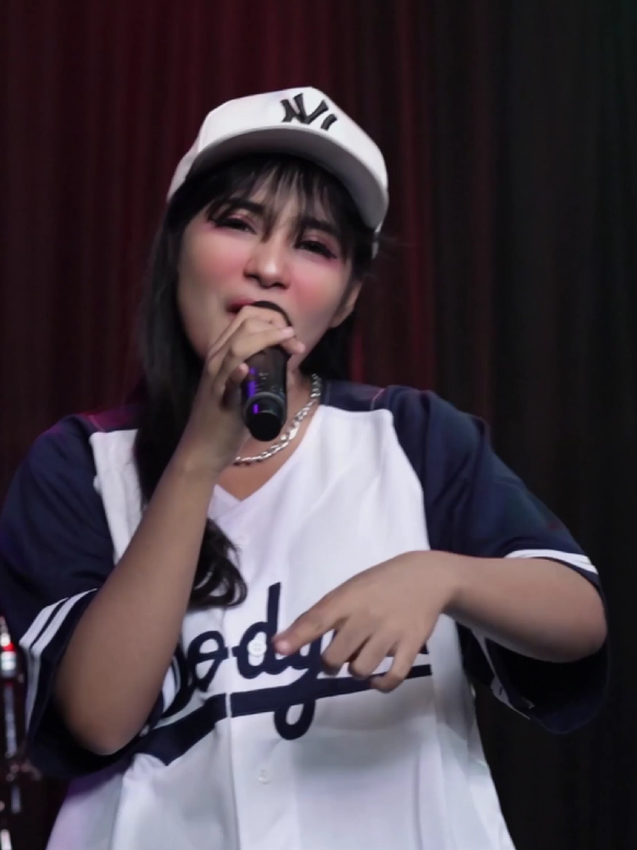 sudah tayang lurd ! Full video di channel YouTube UYE tone  SABAR - Rizma Syam feat. SKA 86 #sabar #rizmasyam #ska86official #uyetone #music 