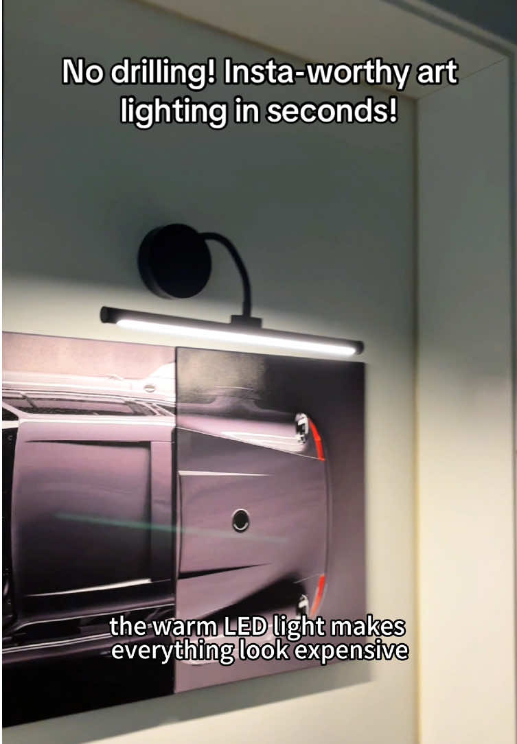 Easy install, no wall damage – renters, this one’s for you!#WallLight #PictureLight #HomeDecorUK #GalleryWall #ArtLighting #USBRechargeable #RemoteControlLight #NoDrillDecor #DimmableLight #InteriorDesignUK #RenterFriendlyDecor #CozyVibes #LightingUpgrade #ModernHomeUK #AestheticLighting