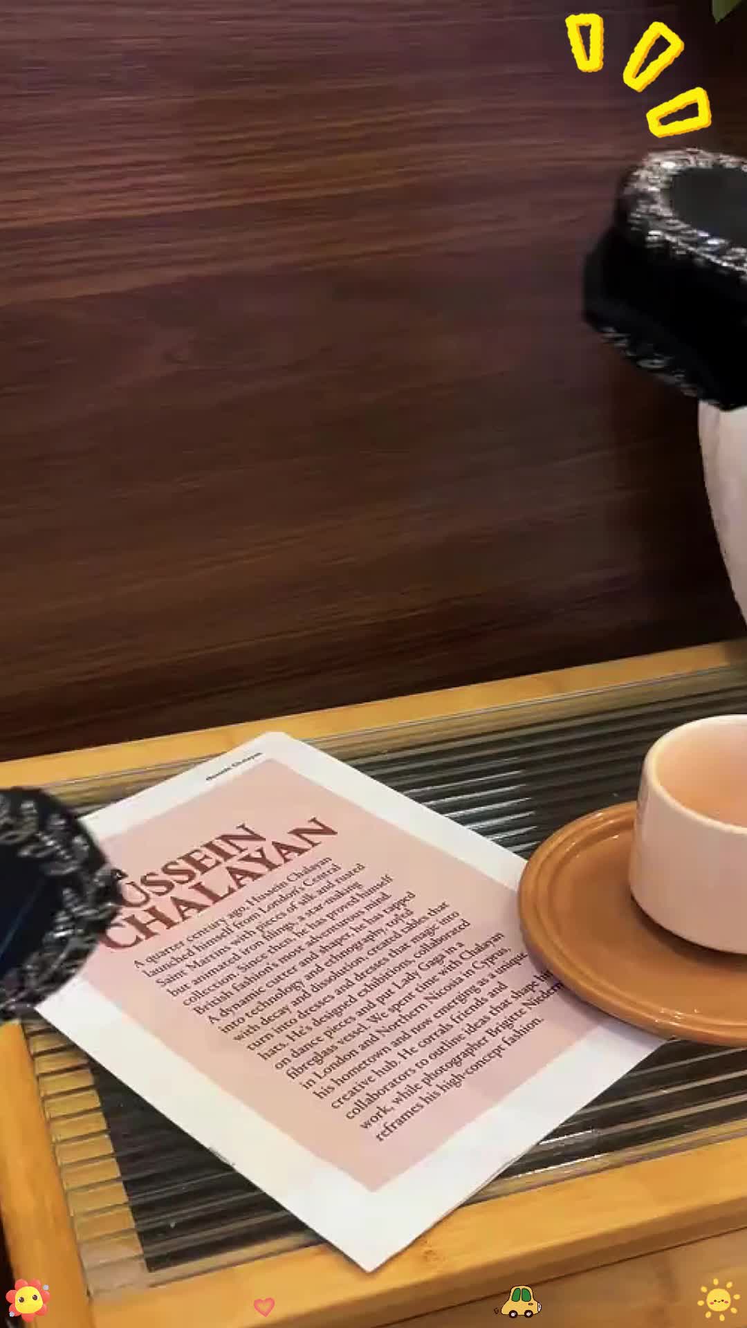 Open durian parcel: Hair snags box? Leaf clip! Hair no durian bits! 