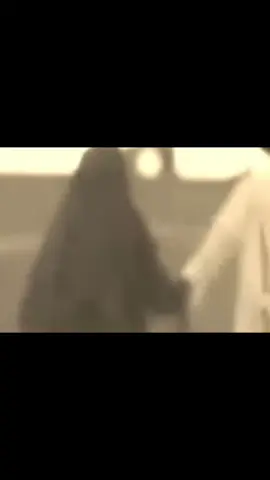 وَلمّا أُمّي تِرسلني لَأُمَّك أَجري وَأستنّى وَإنتِ تِفرَحي بِـيــه  عُيونِك هايمه في عَيْنِيه وَبَعد الجَري يا فَرحَه لَبِستِ القِنعَه وَالطَّرحَه وَمِن طاقَه مَبيت أُمّي أُغنّي وَإِنتِ تِغنّي #طلال_مداح #صوت_الارض #❣️ #explor 