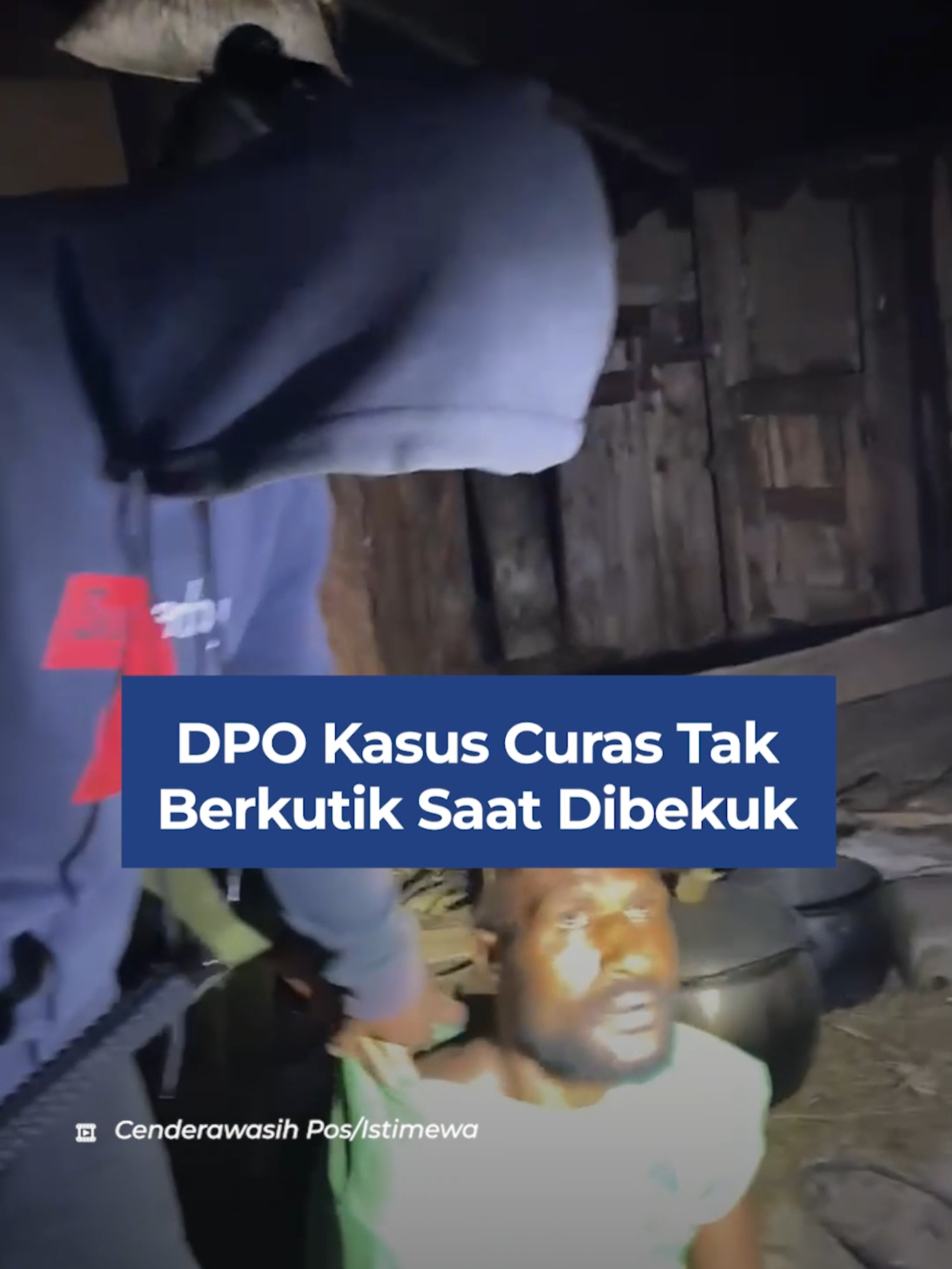Satu persatu pelaku jambret dalam kota Wamena terus tertangkap. Kali ini salah satu DPO berinisial TK (21) tak berkutik ketika tertangkap dalam rumahnya di Kampung Elagaima Distrik Hubikosi, Sabtu (11/10/2025).  Kapolres Jayawijaya melalui Kasat Reskrim AKP Sugarda Aditya Buwana Trenggono mengatakan TK ditangkap di Kampung Elagaima Distrik Hubikosi kabupaten Jayawijaya.  TK sendiri berstatus DPO.  “Mendengar informasi tersebut Tim Opsnal Sat Reskrim langsung merespons dengan mendatangi rumah tersangka TK, namun kami harus berjalan kaki sepanjang 2 KM dari jalan raya dan berhasil mengamankan TK dalam rumahnya.”ungkapnya di Polres Jayawijaya. Dari hasil interogasi yang dilakukan TK merupakan pelaku curas di tanah longsor bersama dengan tersangka BK yang lebih dulu tertangkap pada 22 September lalu dengan barang bukti 1 unit motor yang sudah diamankan bersama dengan penadahnya.  TKP kedua, TK juga melakukan aksi curas motor di depan Gedung Otonom bersama dengan DPO IM dan DH. “Barang bukti honda Beat Street masih ditangan DPO  IM, TKP ke tiga, TK melakukan Curas 2 unit HP di jalan Bhayangkara bersama dengan BK namun korban tak membuat laporan polisi,” kata Sugarda. 📖BACA SELENGKAPNYA: 🔗https://www.ceposonline.com/regional/1996687732/lagi-dpo-kasus-curas-tak-berkutik-dibekuk-tim-opsnal-sat-reskrim-dalam-rumahnya 📰 Berlangganan Koran Cenderawasih Pos: 📞 0812-4803-531 Follow kami di Sosial Media: Instagram: @CeposTV & @Cenderawasihposreal Facebook: @Cenderawasihpos TikTok: @Cenderawasihposreal . . . #cepos #papua #beritapapua #cenderawasihpos #jayapura #ceposonline