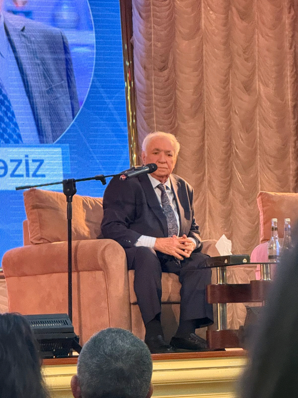 Dəli könül, yıxılsan da sürünmə, Can nədirki, yaşanmırsa dirənmə. Vahid Əziz, bir də bədbin görünmə, Qəlbindəki arzulardan ayıbdır. - Vahid Əziz #kesfetbeniöneçıkart #keşfet #keşfetteyizzz #f #fy 
