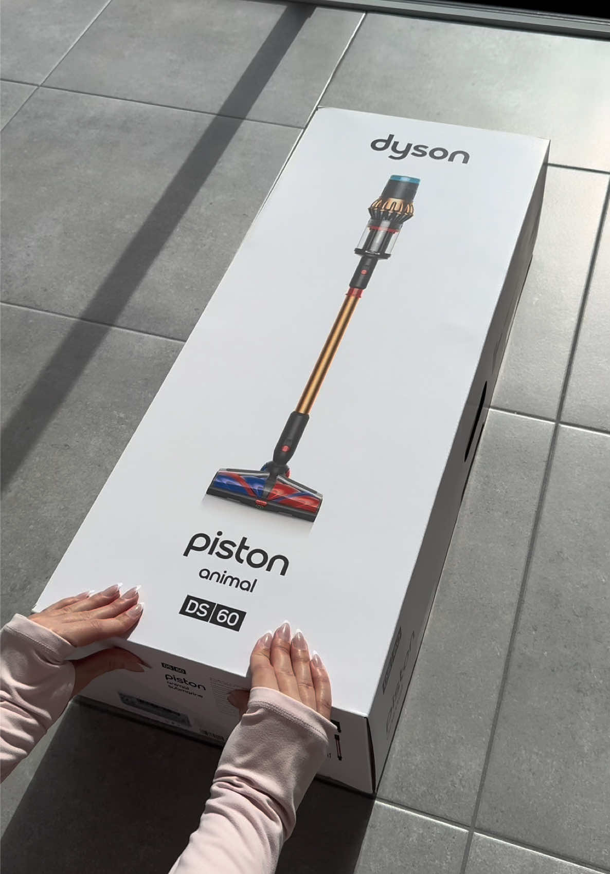 Publicité - Je teste le nouveau modèle @Dyson France : le V16 Piston Animal Submarine ! 🦠🫧 Ces atouts : ✨ Aspire, lave et se transforme en aspirateur à main grâce à ses différents embouts ✨ Puissance d’aspiration élevée (315 Air Watts) ✨ Autonomie jusqu’à 70 min ✨ Bac à poussière qui se compresse pour stocker plus longtemps sans le vider ✨ Brosse anti-emmêlement qui évite que les cheveux ou poils ne s’enroulent ➡️ Prix : 999€ #dyson #Pistonanimal #dysonvacuum #vacuumcleaner # #asmr 