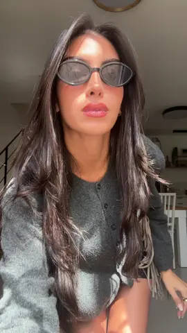 אוהבת את עונת המכנסיים קצרים וסוודר