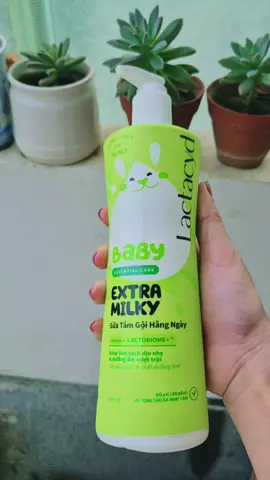 Sữa tắm gội Lactacyd Baby Extra Milky 500ml với công thức độc đáo cho trẻ sơ sinh và trẻ nhỏ. Lactobiome+TM sự kết hợp tuyệt diệu của thành phần có chức năng hiệu quả Lactoserum tự nhiên & Lactic Acid hữu cơ giúp duy trì độ pH tự nhiên cho da nhờ tăng cường ceramide, đồng thời dưỡng ẩm cho da. Chiết xuất từ sữa, với vitamin và khoáng chất, tạo nên 4 thành phần dưỡng ẩm, tăng cường độ ẩm tự nhiên của da bé và giữ ẩm lâu dài. Sản phẩm có độ pH cân bằng, an toàn cho da nhạy cảm. #suatamlactacyd500ml  #tapxaykenh🌿🌺🍀🌷 