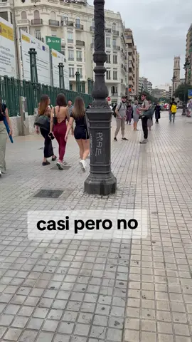 entre chicas nos apoyamos 😜 @Carlareescx @Albita_ad  #calle #viral #amigas 