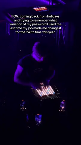 some set of paws @Aaron Hibell 🔳🔲🔳🔲🔳🔲🔳🔲🔳🔲🔳 #electronicmusic #workmemes #relatable #fyp 