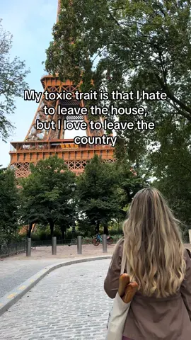Anyone else have this problem?? #travel #traveltok #fyp #paris #flightattendant 