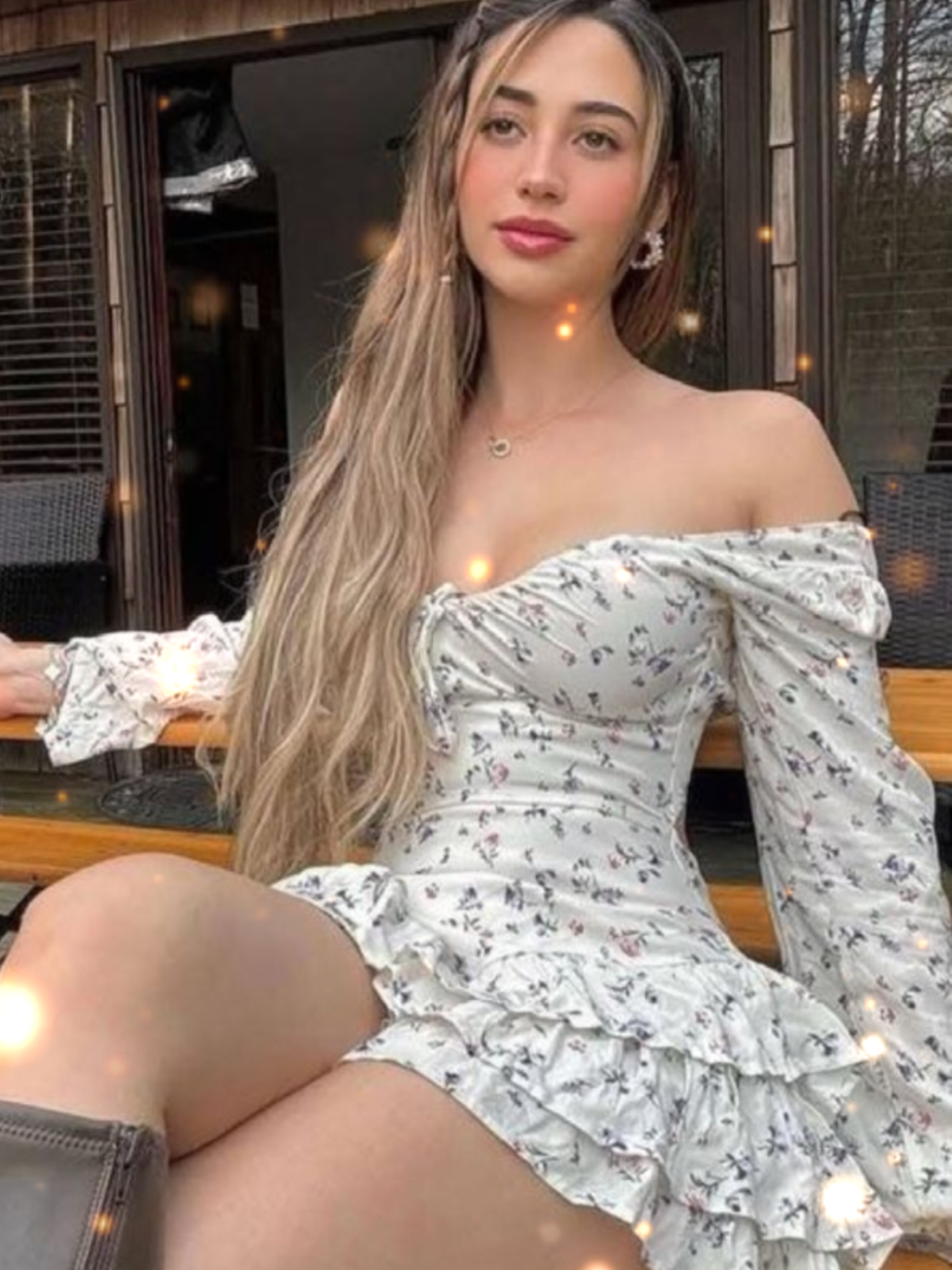 Vestidinho de ombro caído é muito sensual, deixa a gata muito mais sedutora e quando ela faz uma carinha provocante é demais, inesquecível. #loiragata #loira #look 