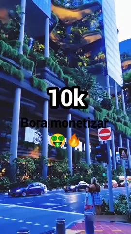 ✨🇸🇬 Você precisa conhecer Singapura! 🌆🔥 Imagina um lugar onde o futuro já chegou, mas o passado continua vivo em cada rua colorida. 🌸✨ Singapura é o destino que vai te fazer sentir dentro de um filme — com jardins que brilham à noite, arranha-céus de tirar o fôlego e uma mistura de culturas que explode em cores, sabores e energia! 😍🌏 Lá, tudo funciona com perfeição: o metrô é limpo, pontual, o transporte é seguro, e cada cantinho da cidade parece ter sido desenhado pra foto perfeita. 📸🚇 Durante o dia, você vai se encantar com o Gardens by the Bay, com árvores gigantes que acendem quando o sol se põe 🌿💡, caminhar pelo Marina Bay Sands e sentir o luxo no ar, além de ver a cidade do alto no Singapore Flyer. 🏙️ Já à noite, se prepara pra um show de luzes e sons que transformam o céu em um espetáculo. 🌃🔥 Mas Singapura não é só modernidade — é também cultura viva! Em Little India, Arab Street e Chinatown, cada esquina é uma viagem dentro da viagem, com templos, tecidos, aromas e comidas que você nunca vai esquecer. 🍜🌶️ E se quiser curtir o lado divertido, vai pra Sentosa Island, com praias paradisíacas, o Universal Studios e o incrível SEA Aquarium. 🏖️🎢🐠 Quer paz? 🌿 O Botanic Gardens, patrimônio da humanidade, é o respiro perfeito. Quer emoção? 🌆 Um cruzeiro pelo Singapore River te mostra o brilho da cidade de um ângulo mágico. Singapura é o tipo de destino que te faz entender o que é viajar pra outro mundo sem sair do planeta! 🌍💫 💥 Então se prepara: leve sua câmera, sua curiosidade e sua vontade de viver algo novo. Porque Singapura não é só uma viagem… é uma experiência que muda a forma como você vê o mundo! ✈️🇸🇬🔥 #singapura #creatorsearchinsight #boramonetizar #foryou #viagemdossonhos 