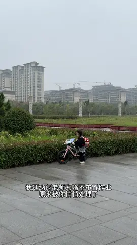放学一身轻，连书包都不要了。😂😂😂#可爱#萌娃#无忧无虑的年纪真好#开心快乐每一天 #孩子的快乐很简单 