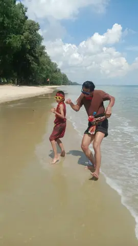 เมดอินไทยแลนด์#ลานหินขาวหาดแม่รําพึง ❤️👋❤️🇹🇭❤️ตากับหลานลูกไม้หล่นไม่ไกลต้น