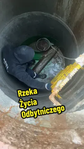 💩 „Co to za rzeka tam płynie?” – pytam. 🌊 „To rzeka życia… odbytniczego” – odpowiada z powagą jak narrator National Geographic. Tak wygląda codzienność w świecie kanalizacji – tam, gdzie kończy się luksus spłuczki 🚽😅 #kanalizacja #pracawterenie #rzekazycia #śmiechprzezlzy #hydroekipa 