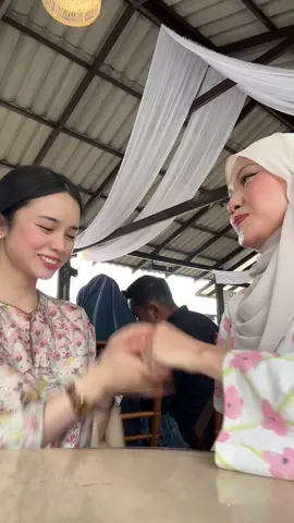 show must go on even when ur friend asks for tissue ☝🏻