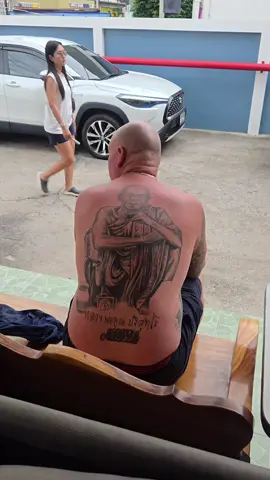 ว้าววมากกกสุดคูลคุณพี่ฝรั่ง #หลวงพ่อคูณปริสุทโธ #tattoo  #หลวงพ่อคูณ 