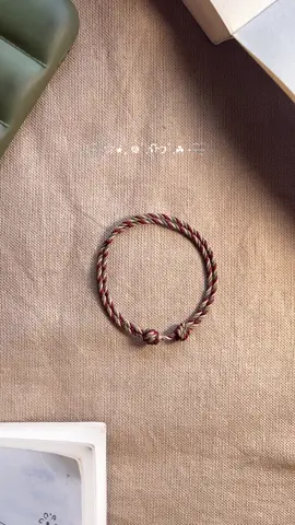 Aaaak aku nemuin gelang selucuuu ini😭💕 warna nyaaa artsy, cakep, dan aesthetic bangett❤️ namanya gelang Twisted Botanic🐞 ada di keranjang kuning!