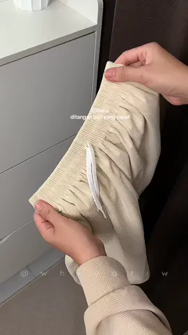 Celana pendek bahan corduroy tebal, nyaman dipakai, cocok buat kado paksu #celanacorduroy #celanapendek #celanapria #celanapendekpria #celanapendekcowok 