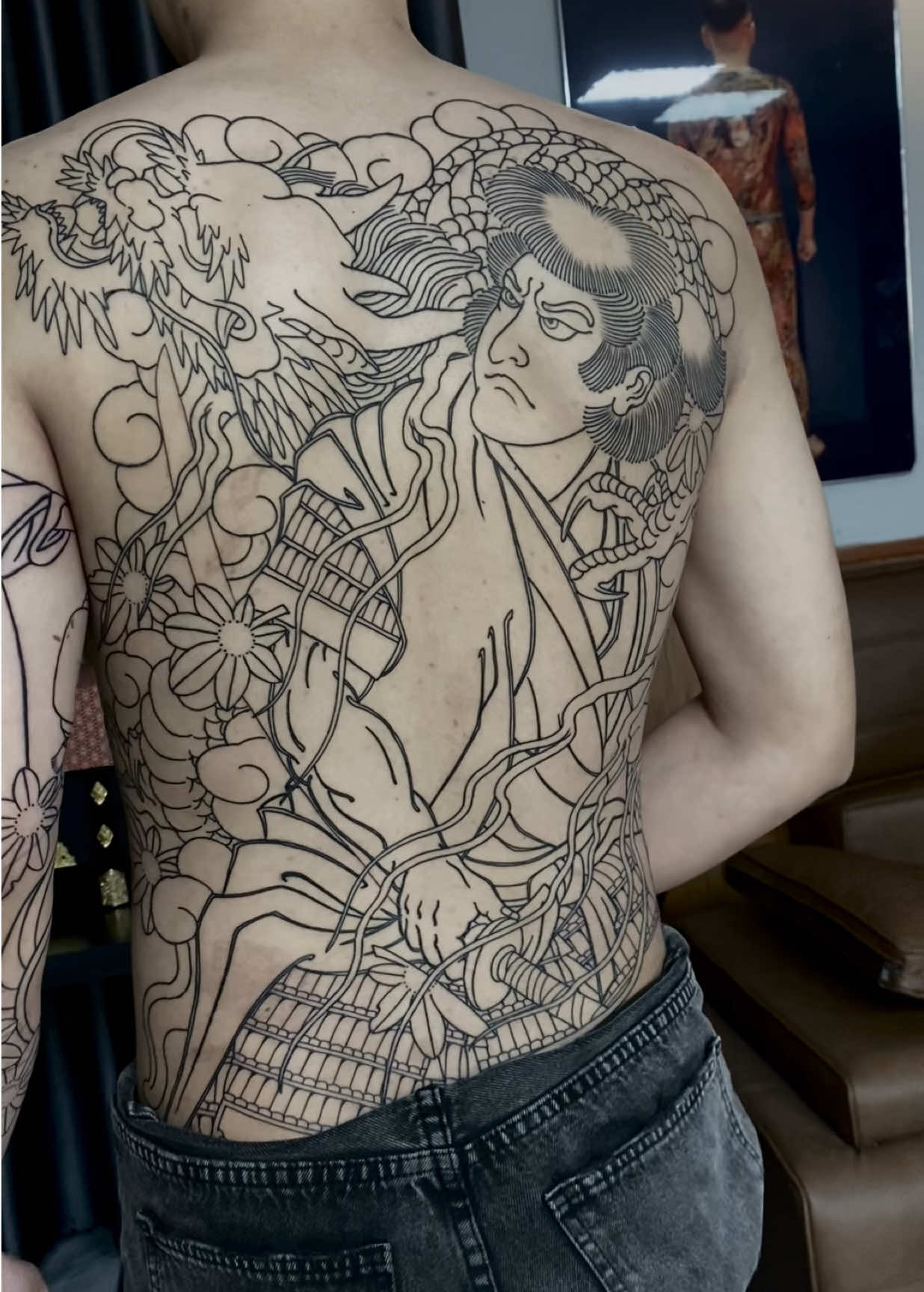 Loading 50% bộ khung full body cho emzai việt kiều úc 💪💪, hình xăm được collab cùng sư phụ @Phú Nguyễn Tattoo Studio 🇻🇳  🔥🔥, cả nhà cùng đón chờ tác phẩm của thầy trò mình nhé ❤️❤️ #xuhuong #tattoo #tattoojapan #hinhxamdep #phunguyentattoostudio 