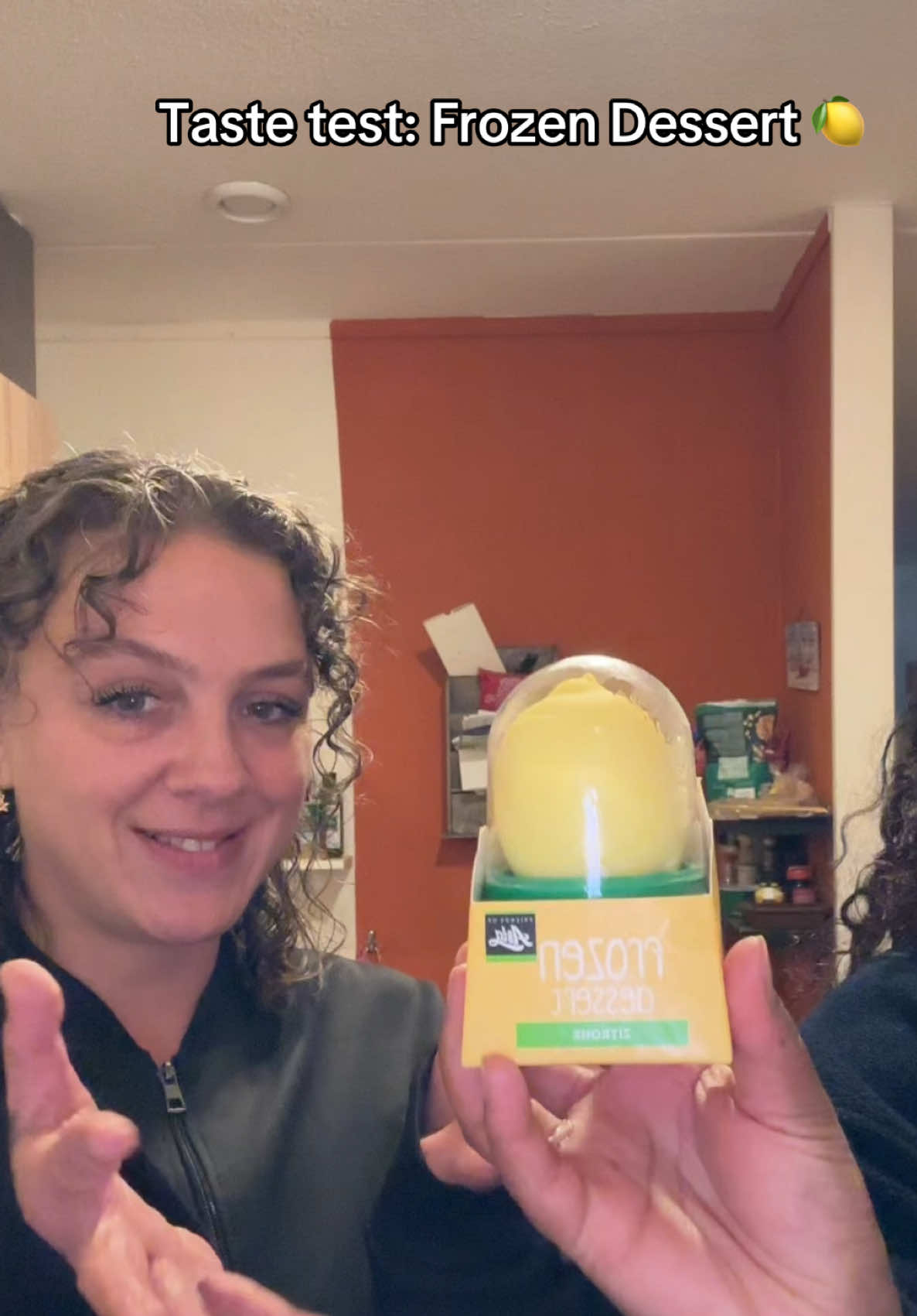 Taste test: Frozen Dessert 🍋 met Esther🥰 te koop: Kaufland #tastetest #desserttok #FrozenDessert #citroen #lemon 
