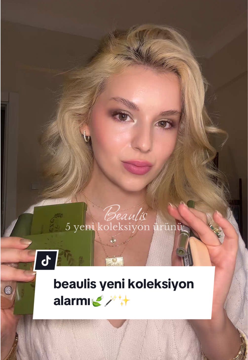 Yeni koleksiyon alarmı! Beaulis şaşırtmaya devam ediyor. Bu koleksiyonun hem renk tonlarına hem de yaratıcılığına bayıldım. Birçoğu favorim oldu bile. Videoda hem muhteşem bir makyaj yapıyoruz hem de ürünlerle ilgili yorumlarımı aktarıyorum. Sizin favoriniz hangileri oldu? Yorumlarınızı bekliyorum! ✨🤍 Reklam/iş birliği yoktur, ürünleri satın aldım. @Gratis  Kullandığım ürünler: Beaulis Cozy Harmonia Fondöten 131 Clay Tint Beaulis Forest Breeze Lip & Cheek Dudak ve Allık Paleti 119 Siena Beaulis Leaf Whisper Far Paleti 190 Winkle Beaulis Naute Of Kiss Ruj 394 Dreamkiss Beaulis Fairy Touch Makyaj Sabitleyici Sprey 901 Faye