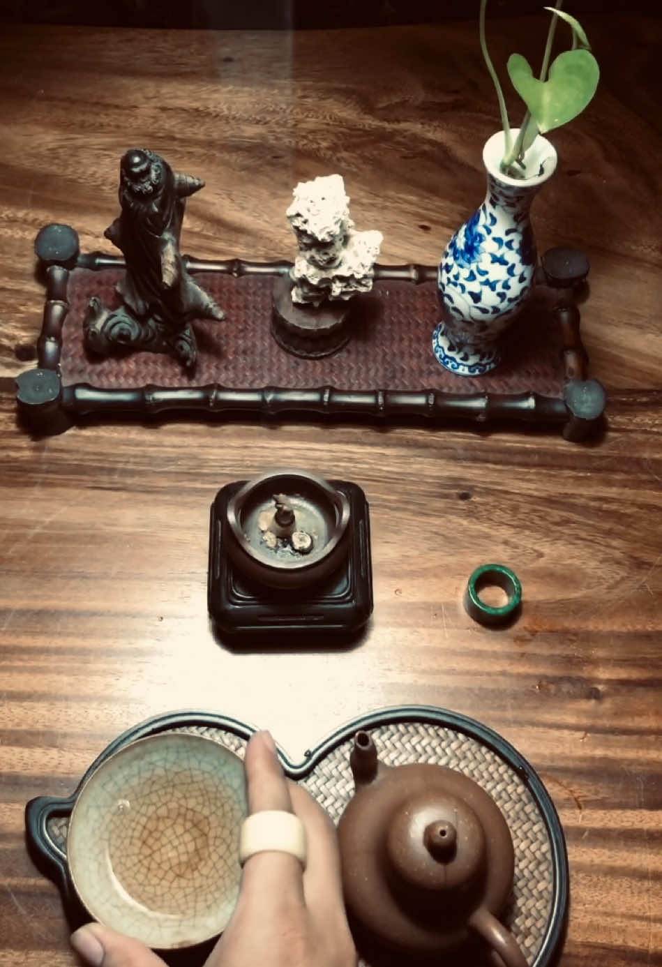 Giữa những nhịp sống vội vã, chỉ cần chậm lại bên chén trà, ta bỗng nghe được hơi thở của mình, và thấy lòng lắng lại như mặt nước trong veo. #trà #Trầm #workshoptea #tralinhtinh #linhtratau 