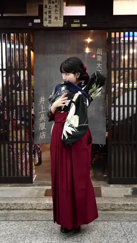 ダークカラーの組み合わせも良い Model:@青蓮  #井上呉服店 #袴 #卒業式 #たすき掛け #kimono 