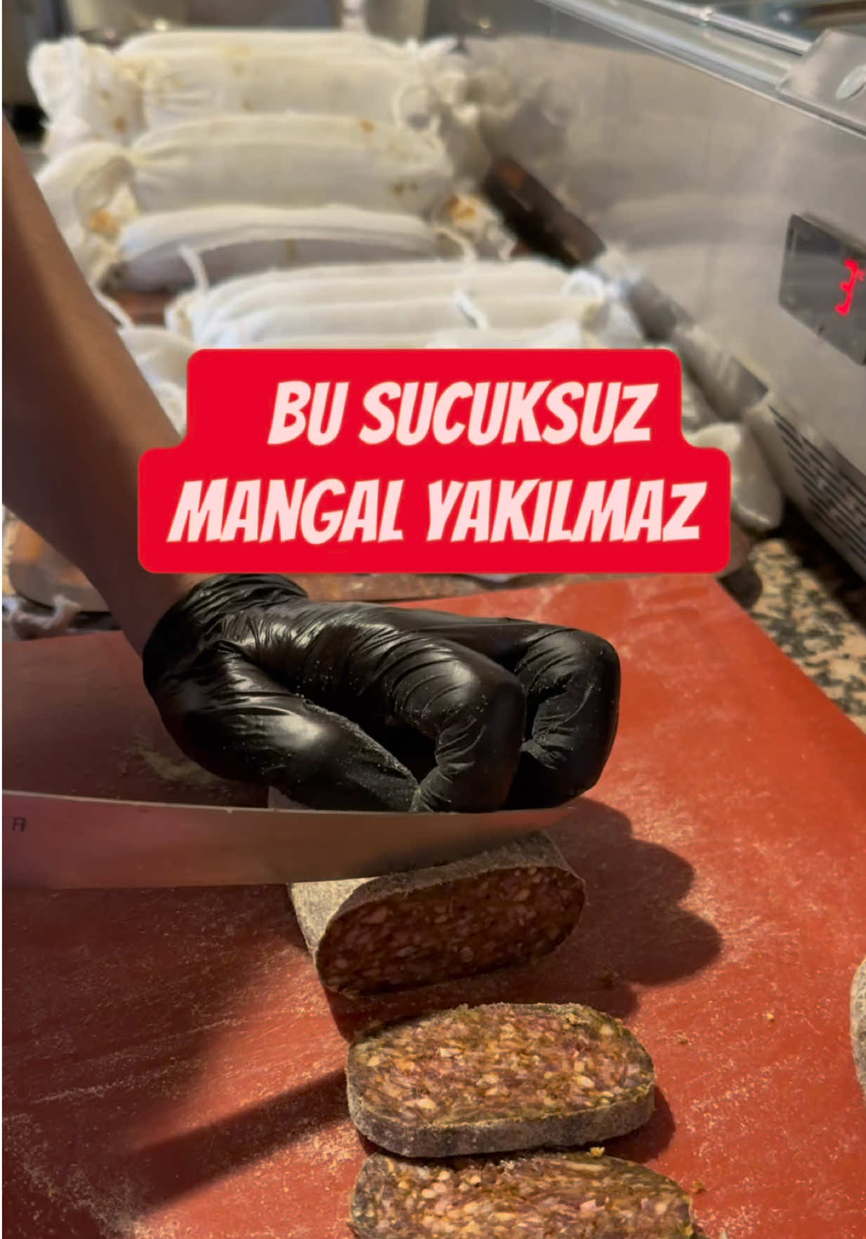Katkısız sağlıklı gerçek sucuk yapmak için tarifi artık siz de biliyorsunuz 😉 Değerli müşterilerimiz çok severek keyif alarak bu lezzeti deneyimlediler.Hiçbir koruyucu kullanmadan tamamen doğal ürünlerle %100 gerçek sucuk yaptık.Tadına bakan başka yerde sucuk yiyemez bir daha 👍🏻 Sizleri de bu enfes sucuktan tatmak için @by.uluc.reis e bekleriz 🙏🏻 gelemeyecekler ise bu tarifi evlerinde gönül rahatlığı ile deneyebilirler 🖐🏼 Hafta içi akşam 10:00 a kadar açığız bekleriz efenim 😊💐 #reelsvideoシ #kumru #sucuk #sucuktarifi #handmade 