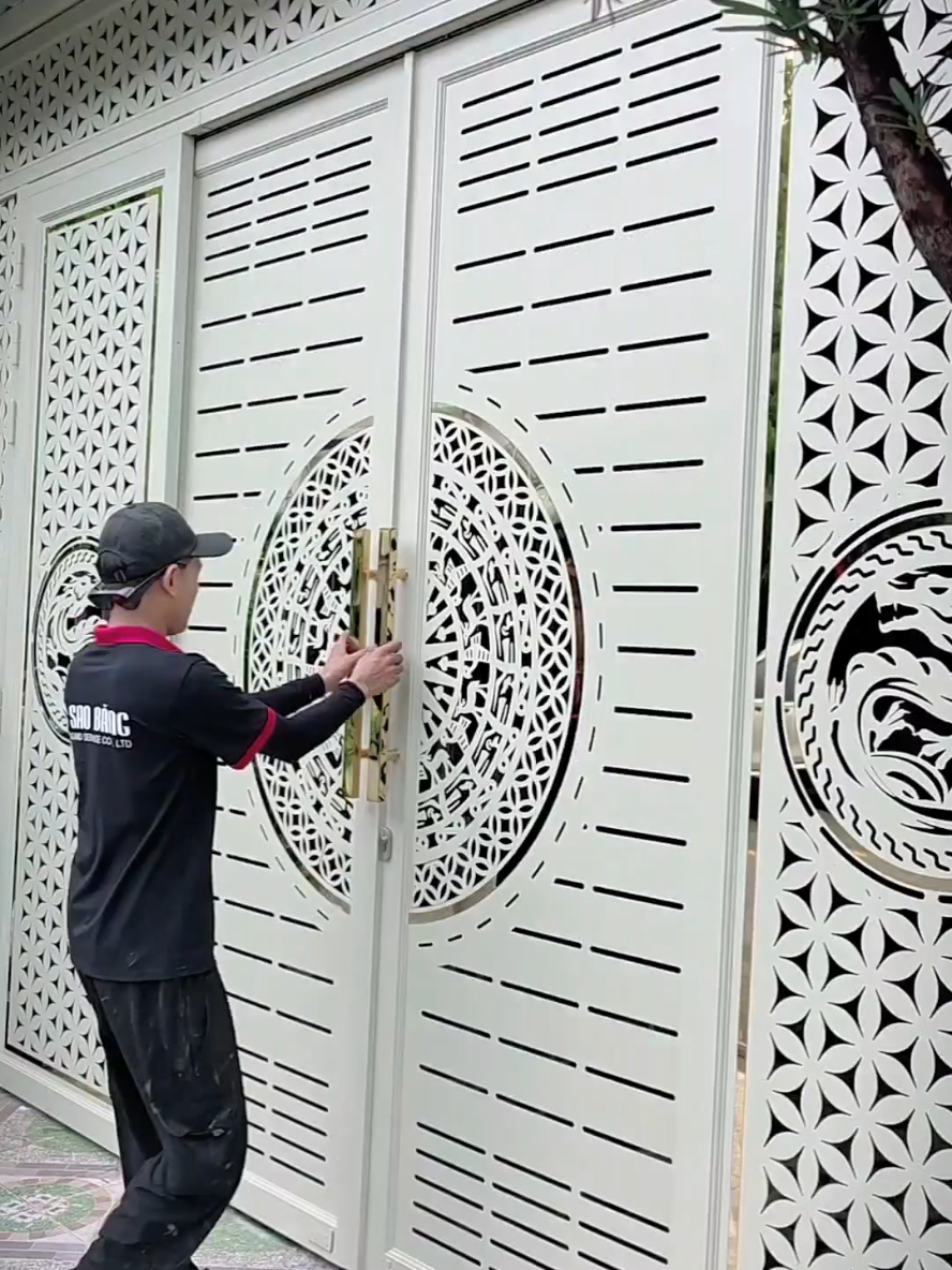 Mẫu cửa Trượt quay Gia chủ tuổi Thìn.  #cuatruotquay4canh #cuatruotquay #cokhixaydung #mechanical #ironartvietnam 