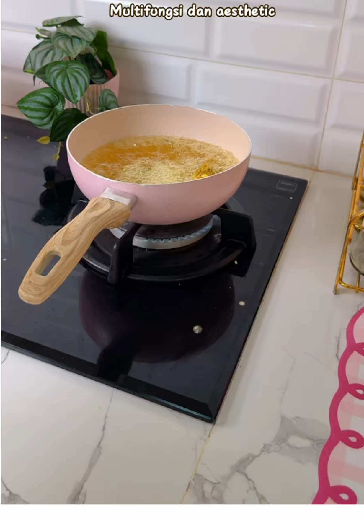Wajan pinky gemoy pas banget untuk keluarga kecil atau kalok yang masak porsi sedikit  #freemir #freemirindonesia #wajanantilengket #freemirwajanantilengket 