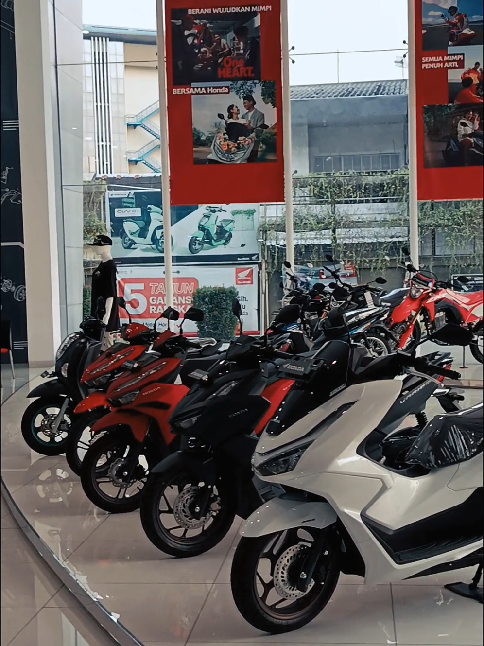 pilih mana hayoo??  bingung to? sama aku juga🤣 INFO LEBIH LANJUT WA 0882 1484 5780 IG/Tiktok @dealerhondasmrng #untukanda #pcx160 #vario125 #scoopy #crf150l 