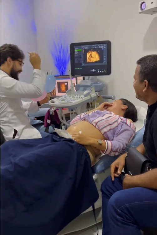 The doctor surprised the pregnant woman with a unique gender reveal method #genderreveal #boyorgirl #doctor #fyp #babyshower 