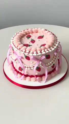 🍓🎀 #cake #cakedecorating #buttercream #piping #birthdaycake 