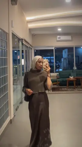 “Just me, the mirror, and a little vibe” #AestheticOOTD #MirrorVibes #SoftMood #DailyLook #MinimalStyle