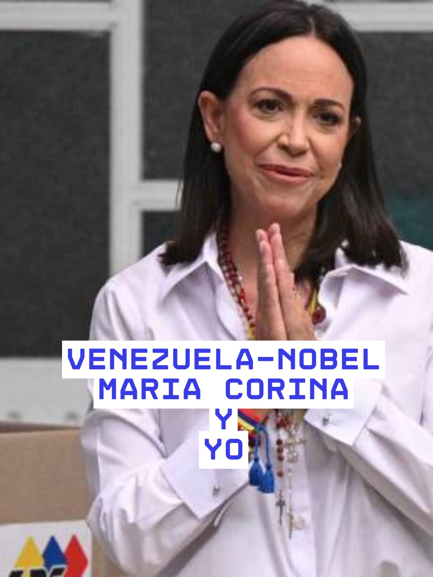 Entrevisté a María Corina Machado en 2017. Me advirtieron que podía morir. Acaba de ganar el Nobel de la Paz.  El 10 de octubre de 2025 María Corina Machado ganó el Premio Nobel de la Paz. Los medios hablaron de su lucha, de Venezuela, de la democracia. Pero hay una historia que no contaron. Yo la entrevisté en 2017, en pleno caos de Caracas. Ese día me advirtieron que podía terminar muerto si salía a la calle. Pero salí igual. Porque había conseguido lo imposible: una entrevista con la líder de la resistencia venezolana. En este video te cuento lo que viví ese día. Las calles que olían a bombas lacrimógenas chinas prohibidas internacionalmente. Los colectivos paramilitares que atacaban manifestantes... y que luego trabajaban de moto-taxi. Mi propio moto-taxista, un chavista, que me advirtió: 