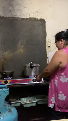tuwang tuwa yan siya haha