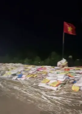 12h đêm nước vẫn trên báo động 3 Phải nói về việc đắp đê và tinh thần dân tộc thì mình phải công nhận khu mình phải đứng trong top của Việt Nam.