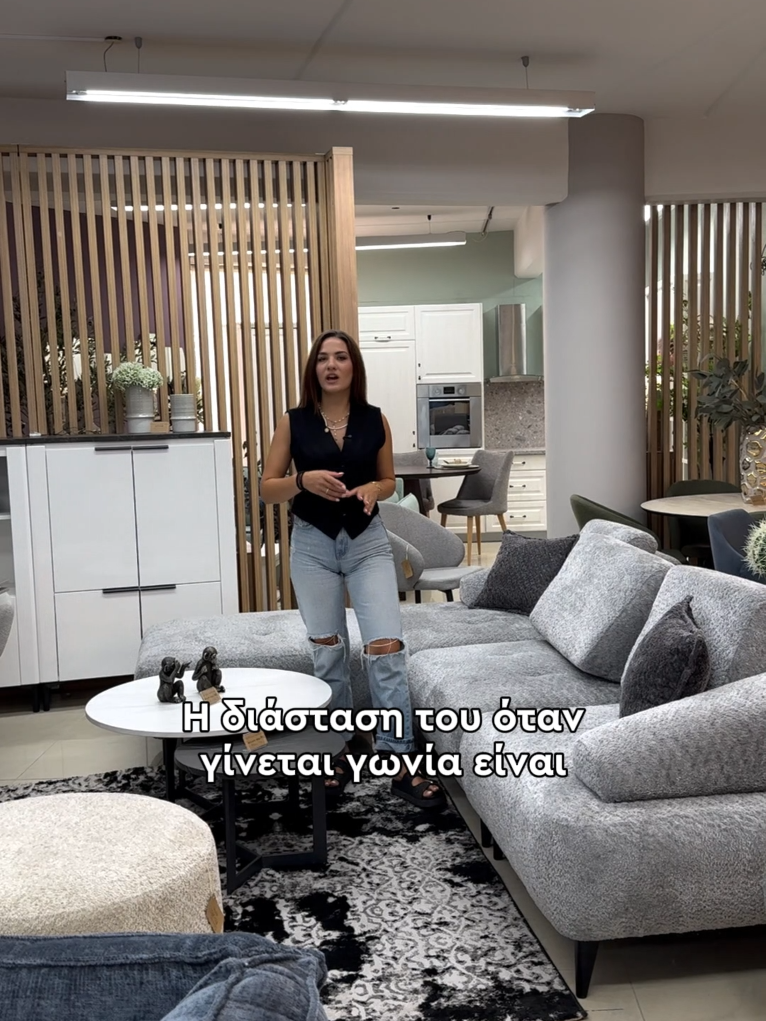 Πολυμορφικός Καναπές Arti 🛋 Ο καναπές Arti προσαρμόζεται απόλυτα στις ανάγκες σου και μεταμορφώνει το καθιστικό σου σε έναν χώρο άνεσης και στυλ! ✨ ✔ Η γωνία του μπορεί να γίνει δεξιόστροφη ή αριστερόστροφη, ανάλογα με τον χώρο σου. ✔ Διατίθεται σε μπεζ και γκρι για να ταιριάζει σε κάθε αισθητική. ✔ Διαθέτει μηχανισμό ανάκλισης στην πλάτη για ακόμα περισσότερο χώρο και έναν άνετο, ξεκούραστο ύπνο. ✔ Διάσταση γωνίας: 2,90 x 2,00  Επικοινωνήστε μαζί μας για περισσότερες πληροφορίες ή επισκεφθείτε την ιστοσελίδα μας! 💜 __________ 📍 Θεσσαλονίκης 139, Κατερίνη 📞 23510 45550 | 6970580664 Viber 🌐 epiplomatis.gr __________ #Matis #Έπιπλο #ΜatisGroup #ΜatisGreece #epiplomatis #Home #homesweethome #homedesign #decor #design #comfort #highquality #style #sittingroom #sofa #Arti #πολυμορφικός #καναπές