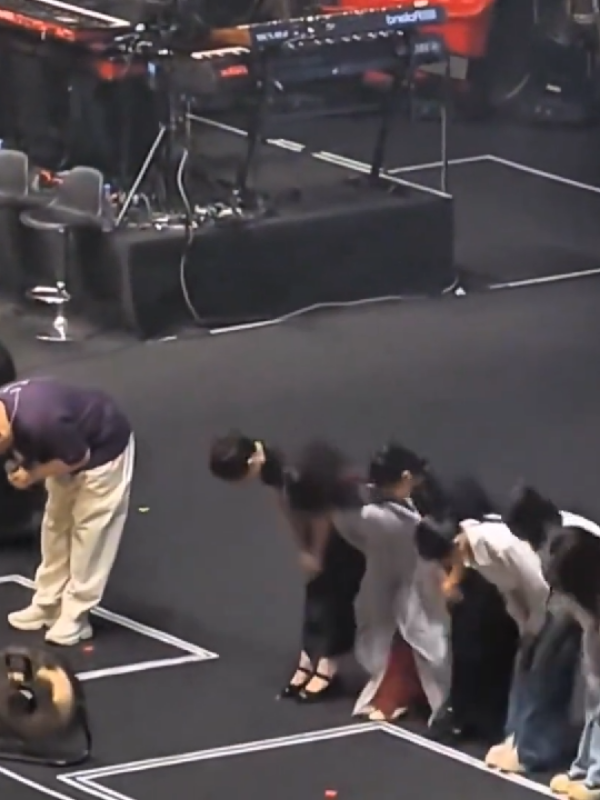 刀郎演唱会结束，这个姿势打脸整个娱乐圈，刷遍中国全网！谦卑到骨子里的顶流，这才是感人的音乐态度！当下音乐界的一股清流，致敬伴刀郎伴唱和伴奏乐队！[赞][比心][感谢]纯真的感觉真好[感谢][感谢][感谢]全国唯一一个弯腰不需要捂胸口的团队[赞][比心][感谢]我想说人家这团队个个也都是大长腿，可是没有一个露腿的[赞]唱歌就唱歌嘛[赞][比心][感谢]刀郎确实很经典，但是唯一遗憾是，刀郎没有一首歌是自己的原创！全部是翻唱著名歌手罗林的歌[捂脸][捂脸]人家一个团队捧红一个人，刀郎一个人捧红一个团队[赞][比心][感谢]有一次，在回家的火车上，放刀郎的喀什噶尔胡杨，旁边的大哥说：听刀郎的歌要闭眼听才有感觉，我闭上眼听完这首歌，睁开眼发现我的行李箱不见了… ...[流泪][流泪] Dao Lang's concert is over, and this gesture slapped the entire entertainment industry in the face, sweeping the entire Chinese internet! A top star who is humble to the core, this is a touching musical attitude! A breath of fresh air in the current music scene, a tribute to Dao Lang's backing vocals and accompaniment band! [Like][Heart][Thanks] It feels so good to be innocent [Thanks][Thanks][Thanks] The only group in the country that doesn't need to cover their chest when bending over [Like][Heart][Thanks] I want to say that everyone in this group has long legs, but not a single one shows their legs [Like] Just sing [Like][Heart][Thanks] Dao Lang is indeed a classic, but the only regret is that he doesn't have a single original song!  They're all covers of the famous singer Luo Lin's songs [face-covering][face-covering]. Others have teams that make one person famous, but Dao Lang alone made an entire team famous [thumbs-up][heart][thanks]. Once, on the train home, Dao Lang's 