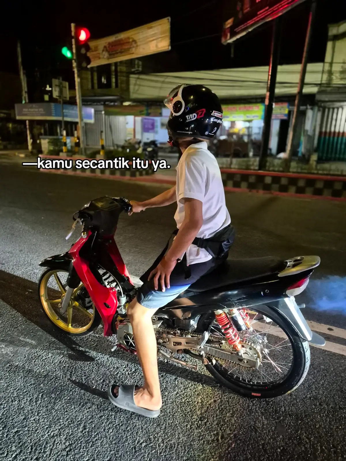 Bahan-bahan Bahan Adonan 250 gr tepung terigu protein sedang 50 gr gula pasir 1 butir kuning telur 300 ml air 1 sdt susu bubuk 1/4 sdt garam 1/4 sdt vanili bubuk Bahan Pengembang 1/4 sdt soda kue 1/4 sdt baking powder Bahan Topping (sesuai selera) Margarin Gula pasir Susu kental manis Keju parut Meses cokelat  #fyp #agstyle5km #4u #masukberanda #ngawi24jam @m 