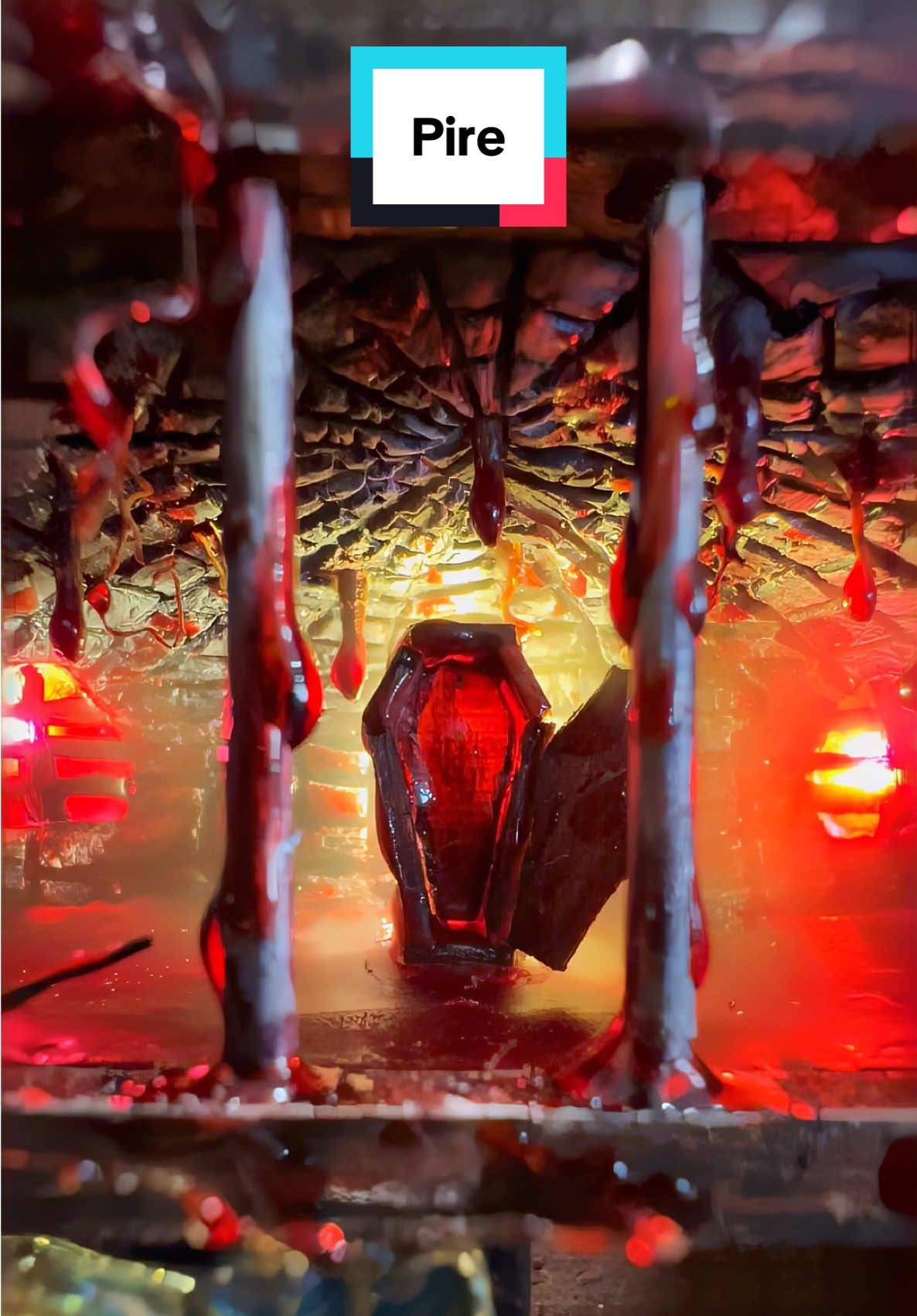 T’as réussi à deviner à quelle créature mythique je fais référence ? En tout cas, bon courage pour décrypter toutes les histoires cachées dans la vidéo… J’ai résumé brièvement mes préférées, en espérant que ça ne paraisse pas trop confus 🥹❤️ Petit diorama, ou miniature, d’une crypte/cave ensanglantée, où trône un cercueil en son centre, prêt à recevoir un bijou dans une deuxième vidéo ✨ #automne #fall #spookyseason #halloween2025 #fakeblood 