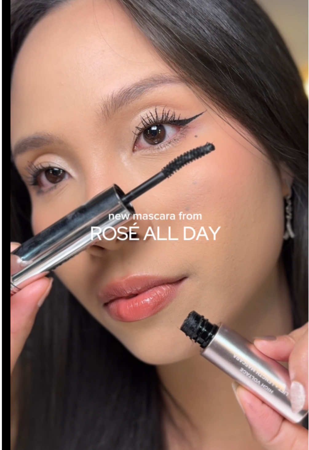 ga heran namanya High Voltage Mascara⚡️jegrik maksimal & jadi panjang bangettt??! Sebagai pecinta mascara @Rosé All Day Cosmetics menurutku yang ini hasilnya lebih cetar sihh! Kalo bulu mata kalian pendek / turun pasti suka karna udah ada primer nya juga buat HOLD curl nya🫶🏻 #roseallday #highvoltagemascara 