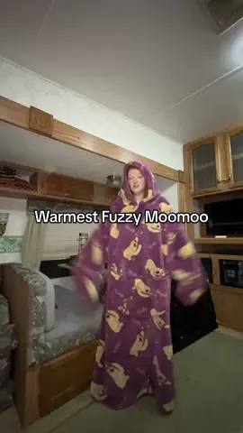I live in this thing guys I swear it’s the most comfortable thing I have ever put on 🤣🤭 #oversizedhoodie #cozyvibes #tiktokshopblackfriday 