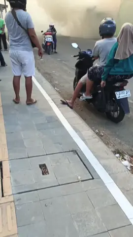terjadi kebakaran hebat di jalan Banjaran balamoa sebelah barat pom bensin kalikangkung hari ini 11.10.2025 semoga tidak ada korban jiwa 🥺🥺🥺 ### ### @infotegal2025  @panturapost  @wadukenjebluk 