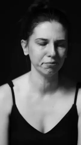 « Не Ной»- это история о женщинах, которые после материнства сталкиваются не только с любовью, но и с давлением — с советами, критикой, осуждением, со всем, кроме настоящей поддержки. Работа «Не Ной» — о праве женщины на голос, о тишине, в которую её часто загоняет общество, и о том, как важно услышать себя сквозь этот шум.  #социальнаяфотография #материнствобезфильтров #женщинавобществе