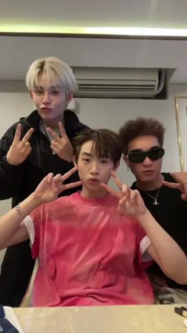 3 người đẹp @OgeNus 🌊 @DILLAN #congb #anhtraisayhi #hermosa 