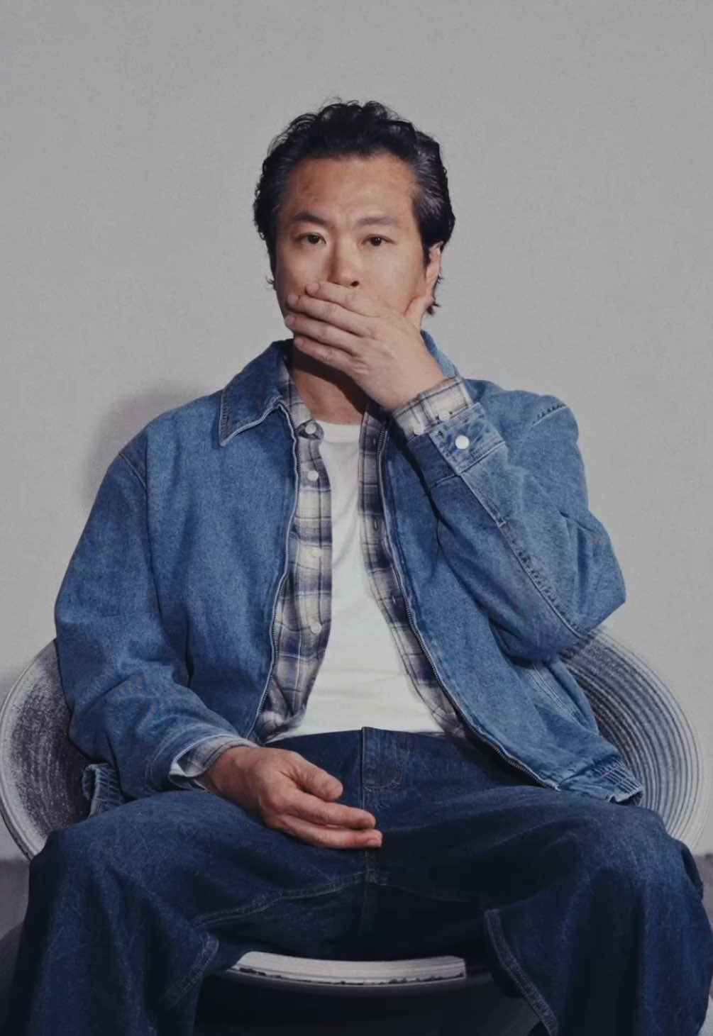 #협찬 THE RECORDS OF DENIM 3 보이는 것, 들리는 것과 관계된 일을 하는 아티스트이자, <직장인들> 속 ‘부장님’으로 폭넓은 세대에게 사랑받는 아티스트 백현진이 표현하는 마리떼 프랑소와 저버의 데님. “오랜 시간 역사를 통과해 온 데님은 어떤 스타일에도 잘 녹아들 수 있는 유연함이 있죠” @wkorea #editor_정혜미 - #MARITHE #MARITHEFRANCOISGIRBAUD #TheRecordsofDenim
