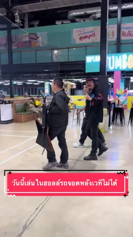 วันนี้เล่นคอนเสิร์ตในฮอลล์รถจอดหลังเวทีไม่ได้ ศิลปินต้องเดินไกลนิดหนึ่งค้าบบ🤙🏻🫶🏻🎸 #เล็กคาราบาว #แอ๊ดคาราบาว #เพื่อชีวิต #คาราบาว #คอนเสิร์ต 