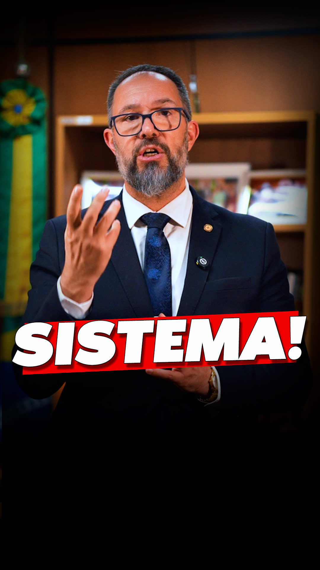 O Sistema é uma engrenagem feita pra moer quem ousa desafiá-lo. Ele te deixa escolher a corrente que te prende, só pra te fazer acreditar que é livre. É um cartel de poder — políticos, juízes, burocratas, imprensa e bilionários — unidos por uma única regra: ninguém toca nos próprios privilégios. Eles fingem estar em lados opostos, mas jogam o mesmo jogo, com as mesmas cartas marcadas. Enquanto isso, você trabalha pra sustentar um mecanismo que te suga. Cada imposto pago é vendido como um “favor”, cada lei nova é mais uma armadilha travestida de proteção. O Sistema chama de “retrocesso” qualquer tentativa de cortar seus privilégios, e de “ataque à democracia” qualquer questionamento sobre sua estrutura. Ele se alimenta da tua obediência, da tua distração e do teu medo — e usa cada crise como desculpa pra concentrar ainda mais poder. Mas existe uma força que o Sistema teme: o cidadão livre. Aquele que não idolatra, não se cala e não espera permissão pra ser dono de si. Nenhum decreto vai devolver tua liberdade — ela é conquistada, não concedida. O verdadeiro anti-sistema não está no palanque, está em quem vigia, cobra e não se vende. Porque quando um povo descobre o sabor da liberdade, nunca mais aceita coleira.